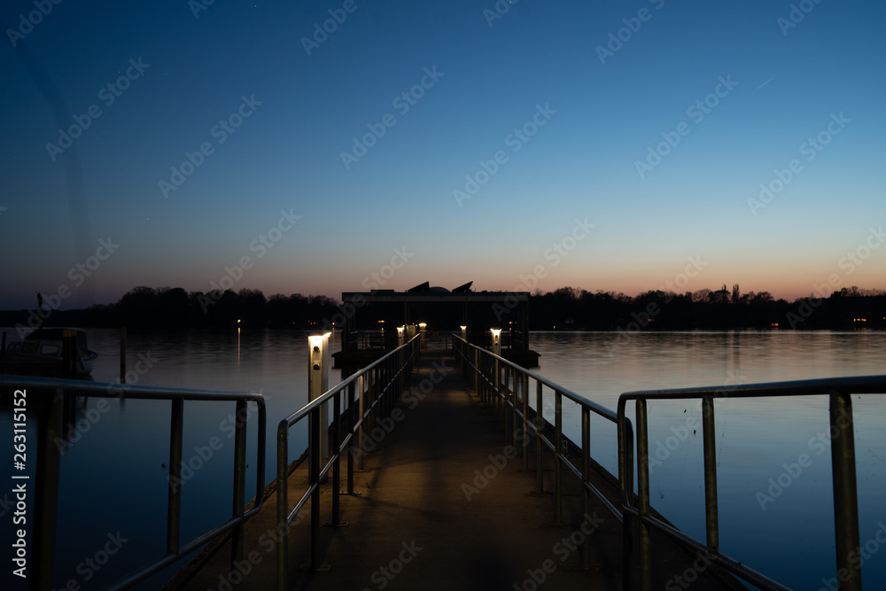 Fototapeta premium Bootsanlegestelle am See, Abendrot, blaue Stunde