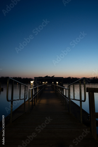 Bootsanlegestelle am See, Abendrot, blaue Stunde © Maximilian Beyers