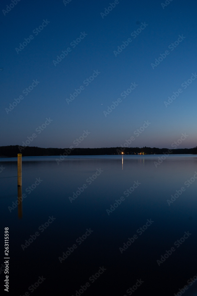 Abendhimmel über einem See, blaue Stunde mit Abendrot