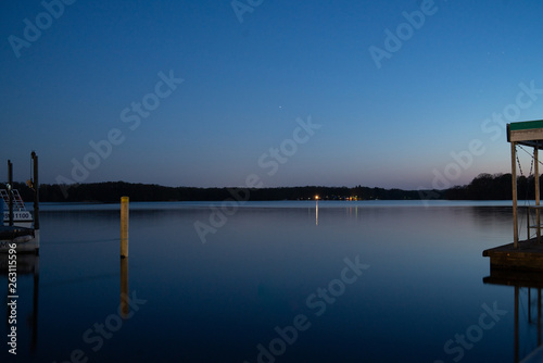 Abendhimmel über einem See, blaue Stunde mit Abendrot