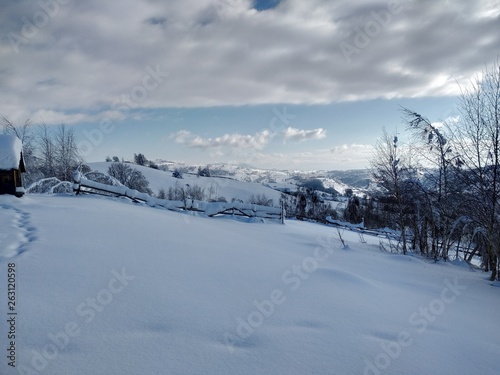 Bonitos Paisajes de invierno con monte y árboles cargados de nieve en pueblo de Parva, Rumanía,Transilvania