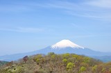 新緑の山地と富士山と青空