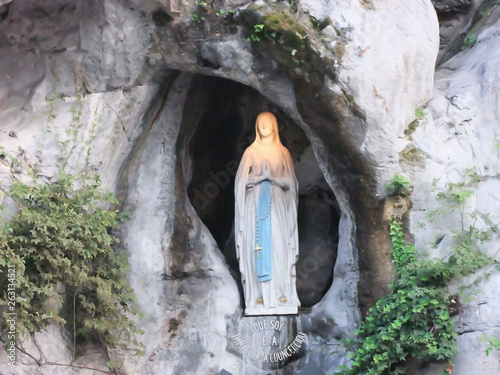 Tablou pe pânză Statue of Our Lady of Lourdes  France
