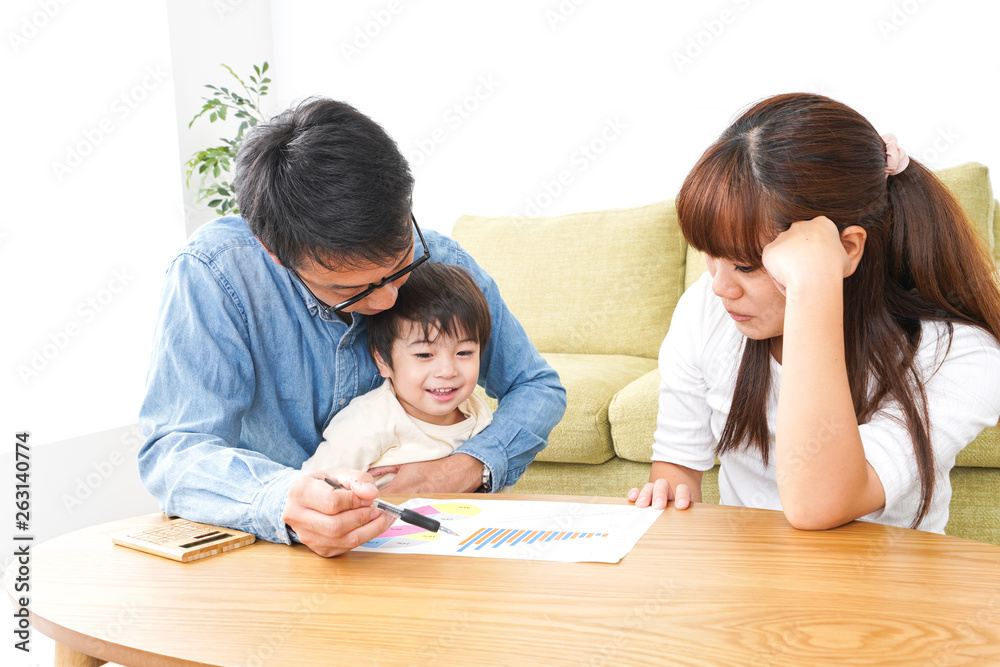家族会議をする若い夫婦 家族会議をする若い夫婦