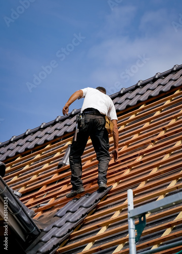 Dachdecker bewegt sich sicher auf ein Dach eines Neubaues