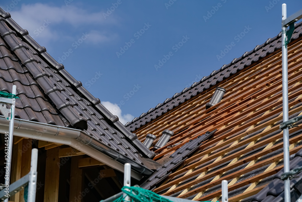 Neubau - Ein teilweise eingedecktes neues Dach Neubau - Ein teilweise eingedecktes neues Dach