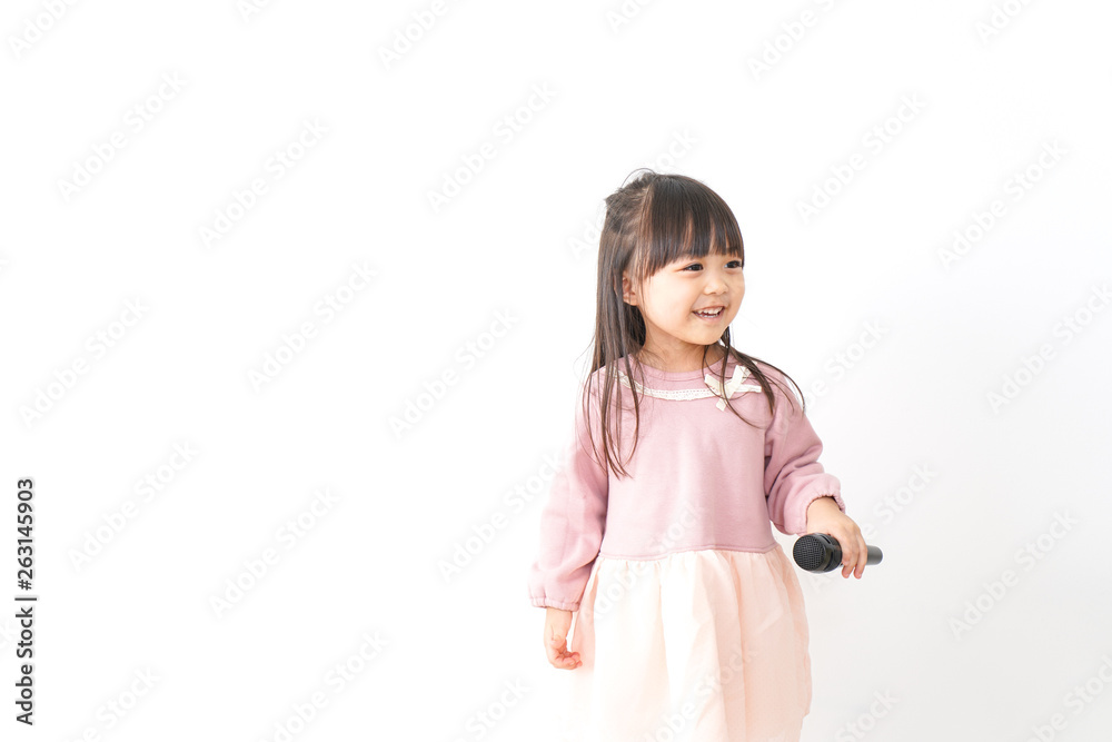 マイクを使う子供