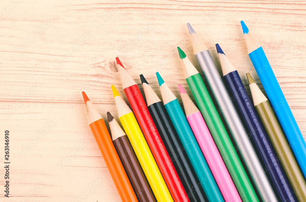 Obraz premium close-up image of Colourful pencils on wooden desk
