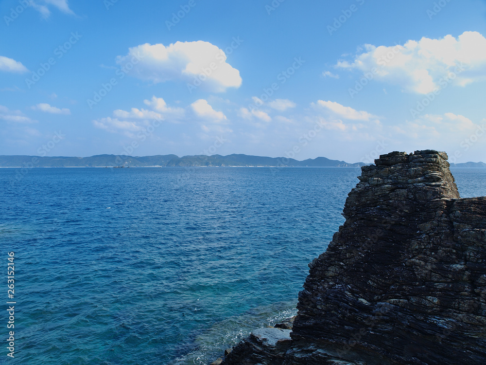 青空と沖縄の海