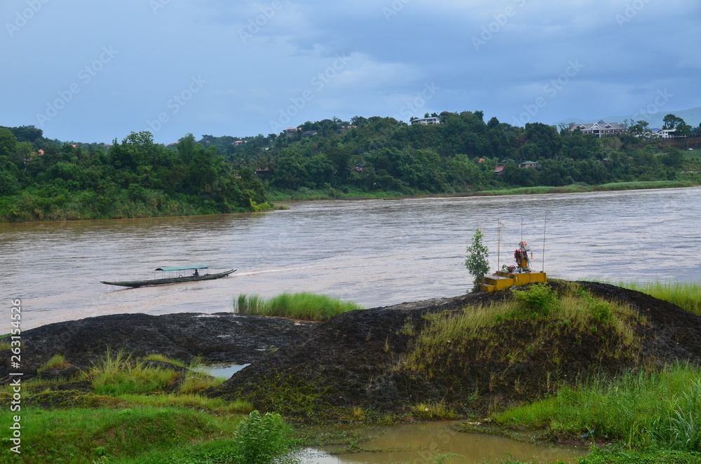 タイ北部のチェンコン メコン川とボートと祠 Stock Photo Adobe Stock