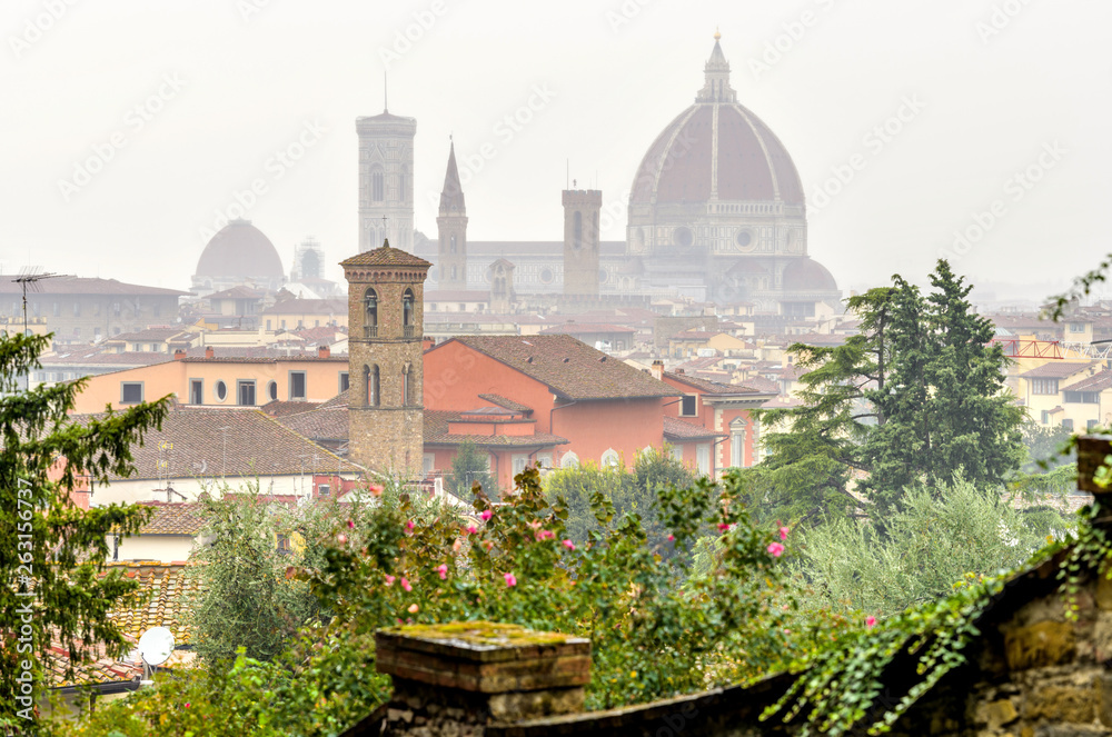 Obraz premium Florence in The Rain - A rainy and foggy Autumn day view of the skyline of the Florence Cathedral in the historical Old Town of Florence. Tuscany, Italy.