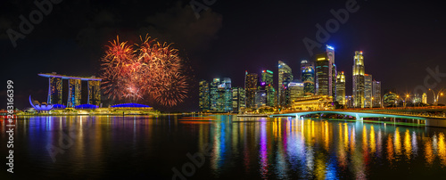 Fireworks show celebrating the Chinese new year in the bay area in SIngapore. © Netfalls