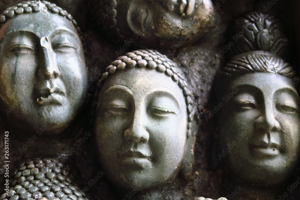 Têtes de bouddha sculptées en pierre