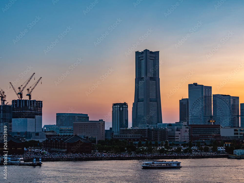 Fototapeta premium 神奈川県 横浜市 みなとみらい 夕焼け