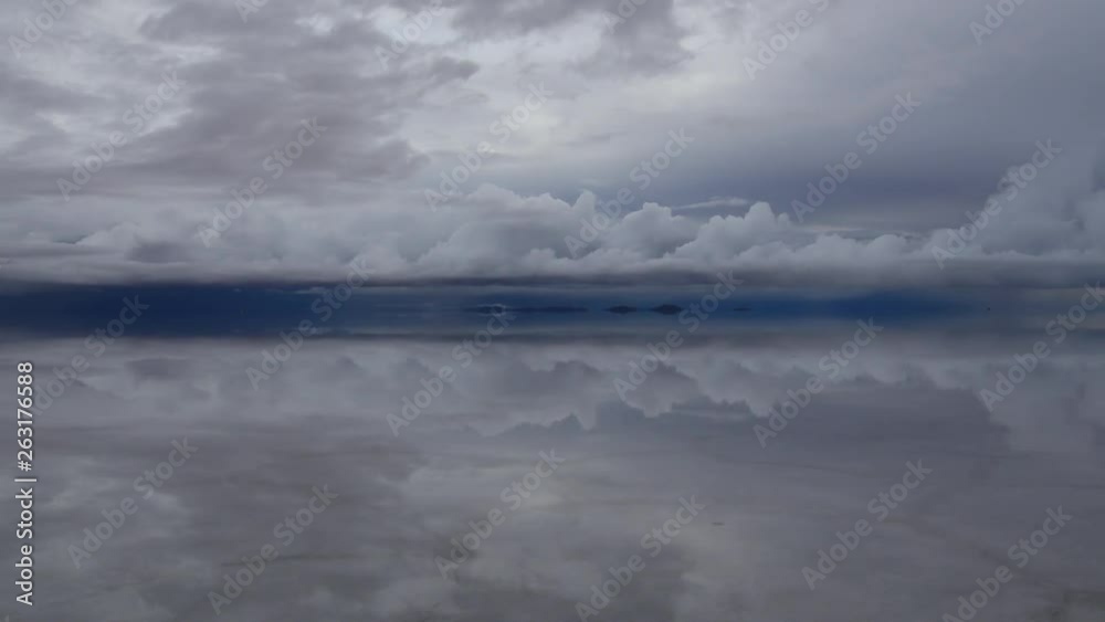 ウユニ塩湖タイムラプス 雨季の曇り空 ウユニ塩湖タイムラプス 雨季の曇り空