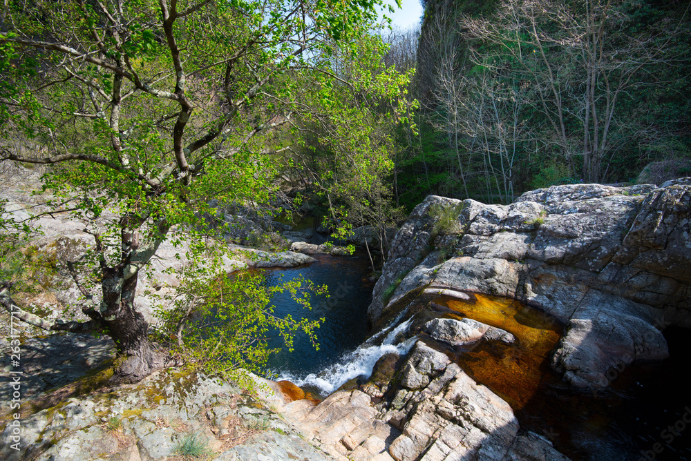 Flusslandschaft bei Jaujac in den Monts d'Ardéche in Frankreich Flusslandschaft bei Jaujac in den Monts d'Ardéche in Frankreich