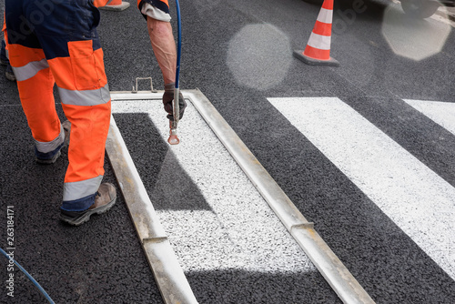 Fototapeta Naklejka Na Ścianę i Meble -  entretien et signalisation des routes