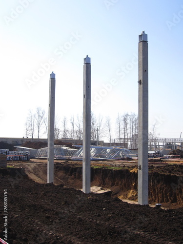 High columns in the construction pit