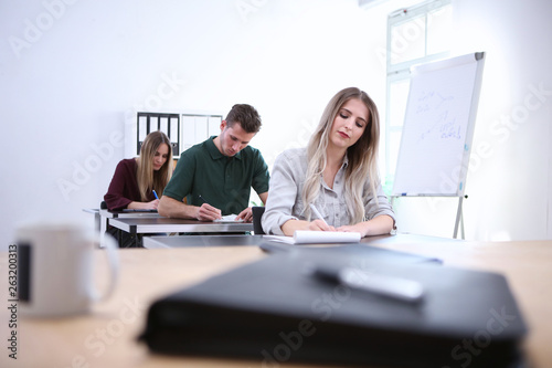 Junge Leute während einer schriftlichen Prüfung