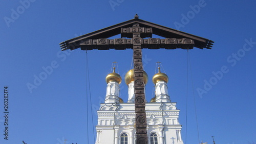 крест на погосте монастыря