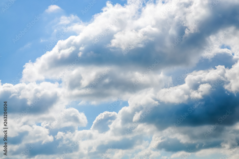 aufziehende Schlechtwetterfront, Gewitterwolken zeigen sich am blauen Himmel aufziehende Schlechtwetterfront, Gewitterwolken zeigen sich am blauen Himmel