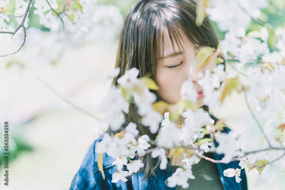 桜と女性 桜と女性