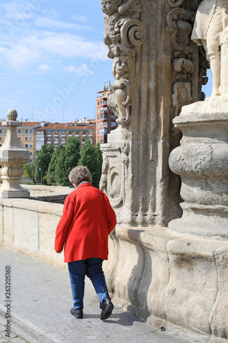 mujer anciana paseando con bastón madrid 4M0A8877-as19 photo