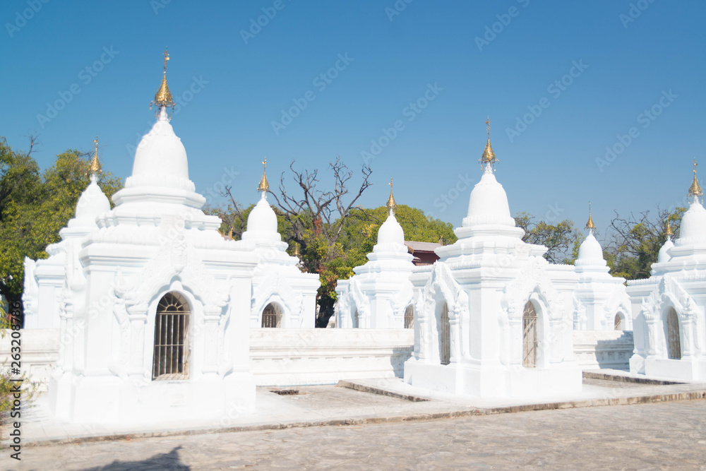 Templo budista em Mandalay, Myanmar. Templo budista em Mandalay, Myanmar.