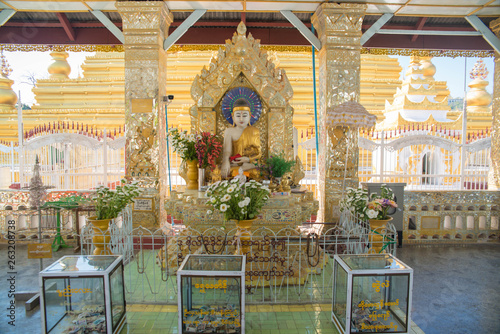 Templo budista em Mandalay, Myanmar. photo