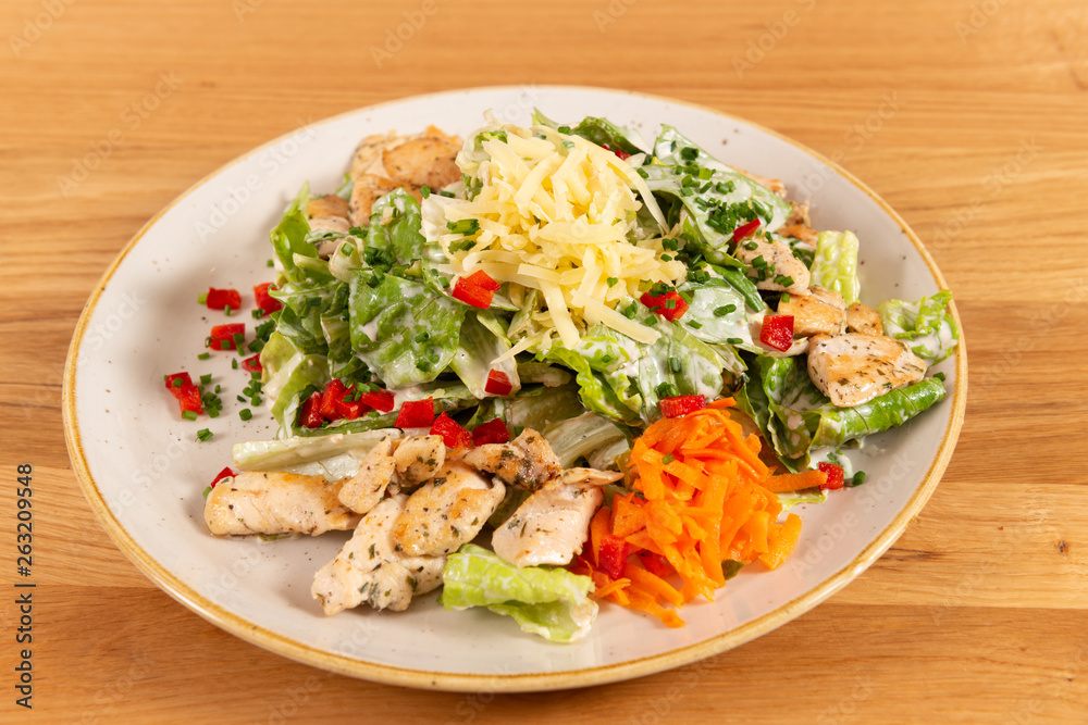 Hühnersalat mit frischem Gemüse Hühnersalat mit frischem Gemüse