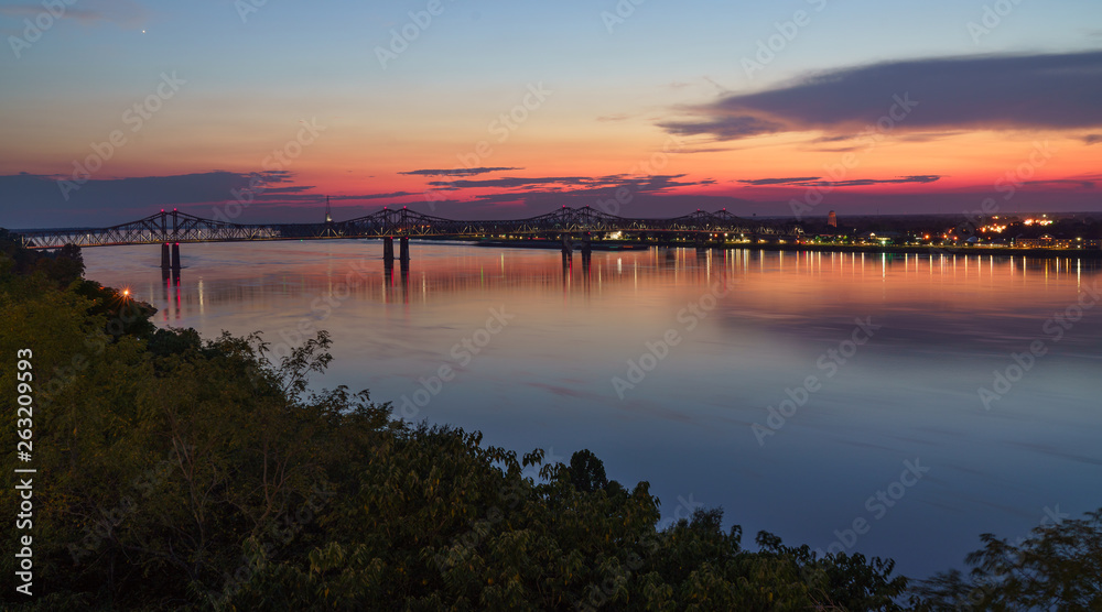 Wunderschöner Sonnenuntergang mit Blick auf die Brücke in Natchez, Mississippi, USA