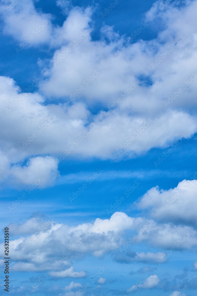 Naklejka premium Clouds on a blue sky sunny day