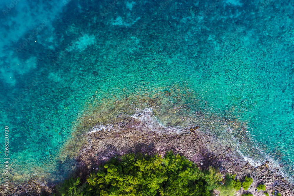 Fototapeta premium Aerial view sea beach island with green tree