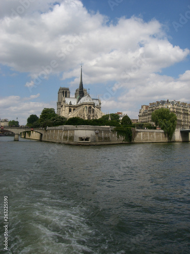 Wallpaper Mural Notre Dame, die alte Dame noch in ihrem Originalzustand, vor dem verherrenden Brand im April 2019 Torontodigital.ca