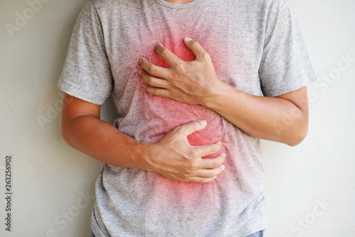 Foto Closeup of a young man burning in the middle of the chest and stomach ache