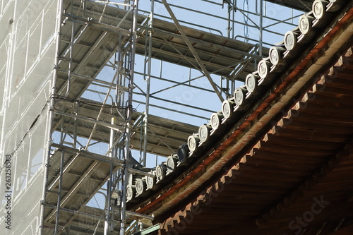 修理中の寺院