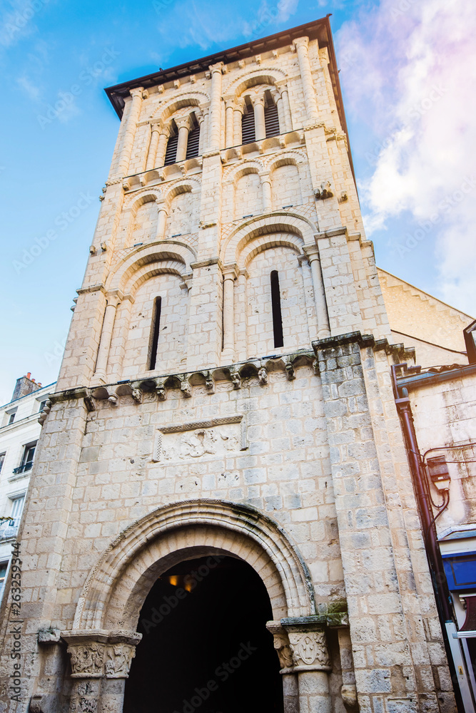 église dans le centre ville de Poitiers