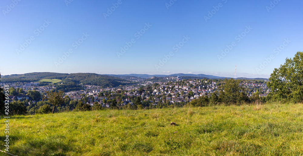 Fototapeta premium Siegener Innenstadt, Haardter Berg und Wellersberg vom Lindenberg