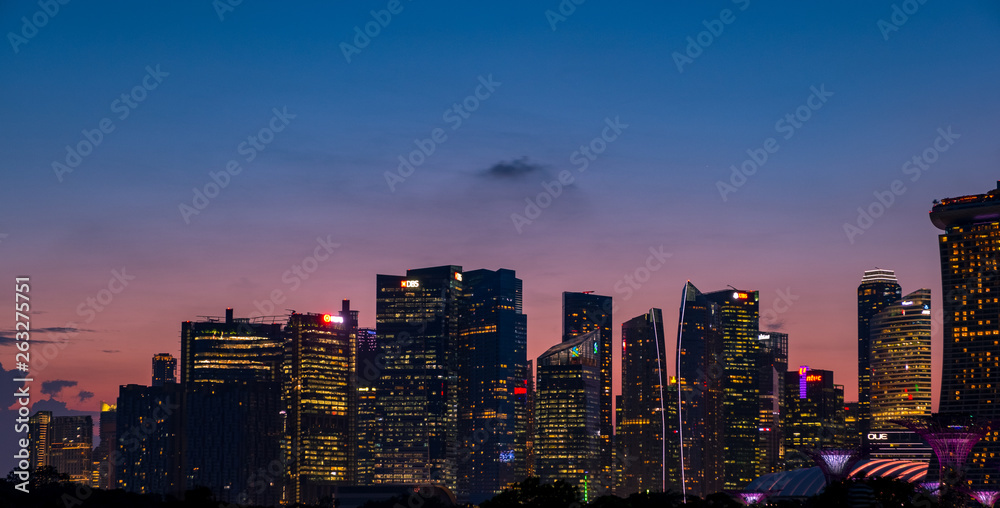 Fototapeta premium 2019 March 02 - Singapore, Marina Barrage, View of the city and buildings at dusk.