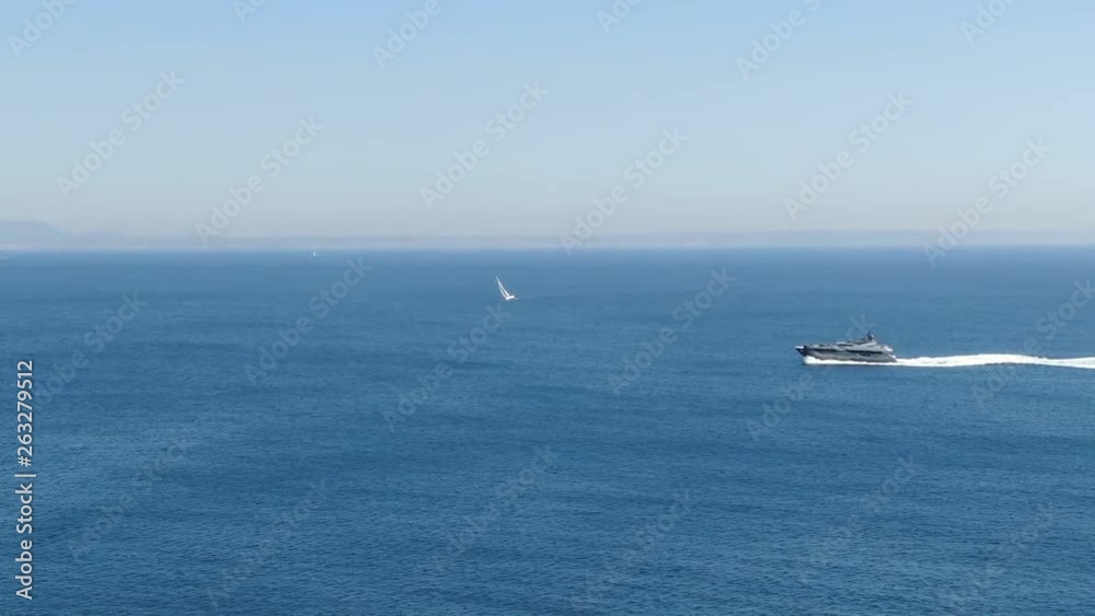 yate navegando sobre el mar en calma en el horizonte yate navegando sobre el mar en calma en el horizonte