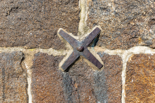 grobe Mauer mit Anker zum Schutz photo