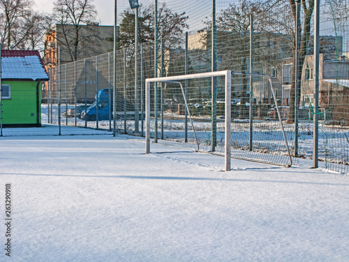 Piłkarskie boisko zimą.