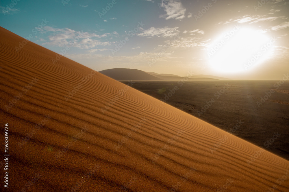 Naklejka Zachód słońca nad pustynną wydmą
