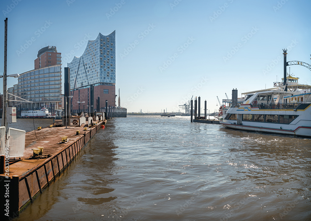 Naklejka premium Hamburg Hafen und Elbphilharmonie