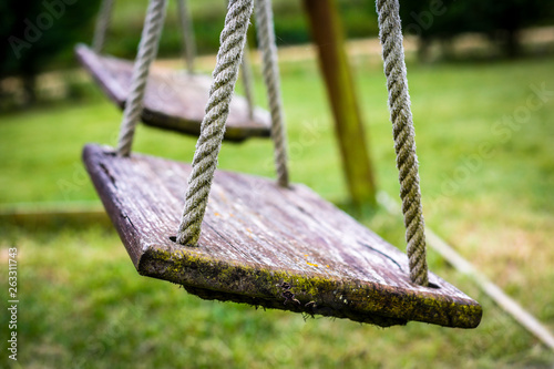 Baloiços rústicos no campo