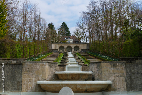 Wasserparadies, öffentlicher Park mit Springbrunnen und kleinen Wasserfällen in Baden-Baden