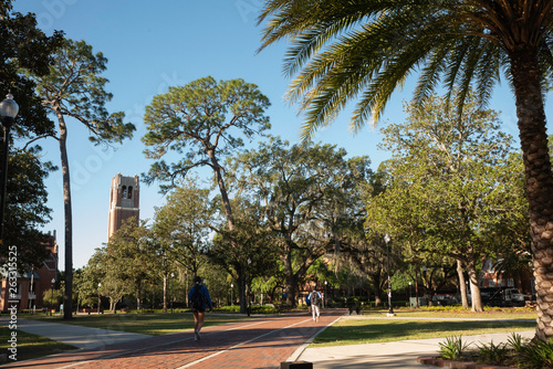 Billede på lærred Students at the University of Florida walk through Plaza of the Americas with Century Tower in the background