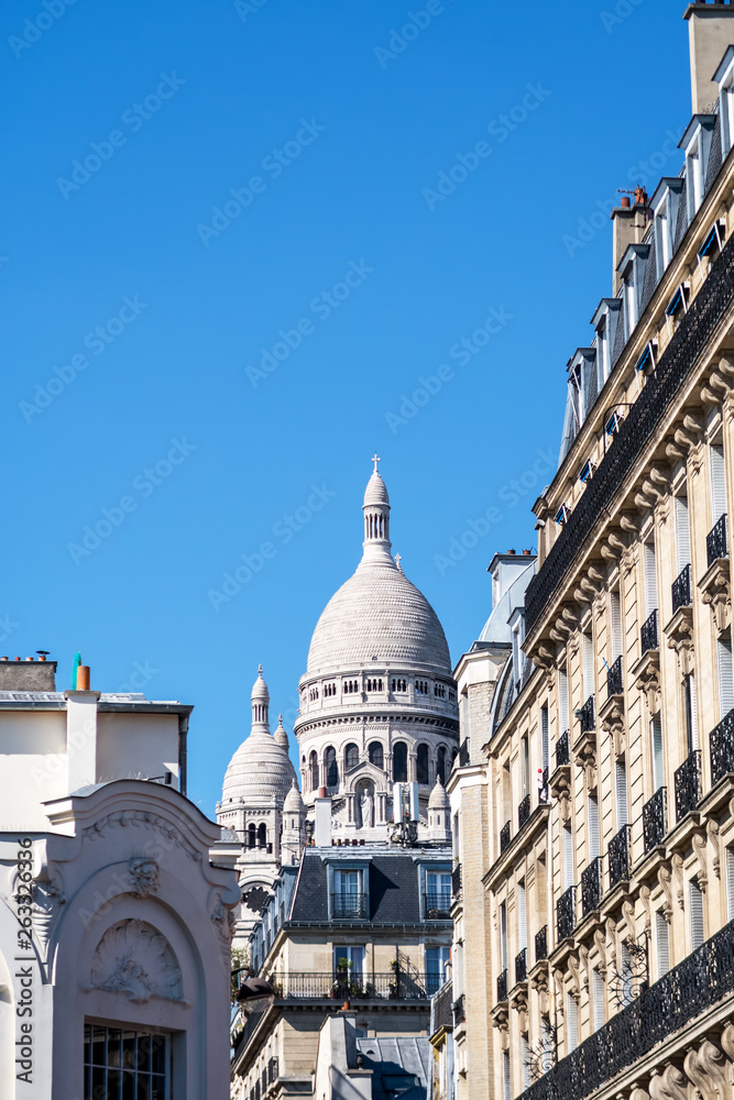 Φωτογραφία View of the dome of the Sacre Coeur from a narrow street of Montmartre - Paris,