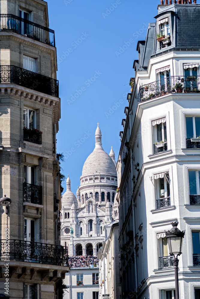 Φωτογραφία View of the dome of the Sacre Coeur from a narrow street of Montmartre - Paris,