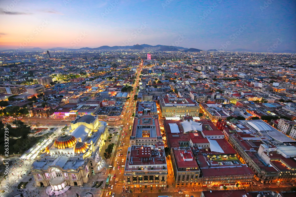 Obraz premium Panoramic view of Mexico City from the observation deck at the top of Latin American Tower (Torre Latinoamericana)